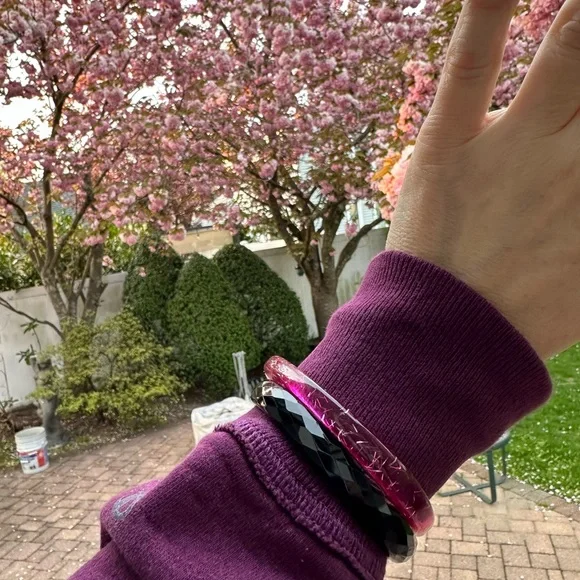 Plastic rounded triangle Barbie pink bangle - Picture 3 of 10